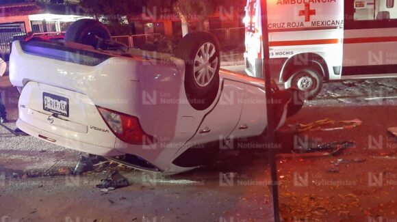 Conductor se impacta contra montículo de tierra y queda volcado en la Insurgentes de Los Mochis, Sinaloa