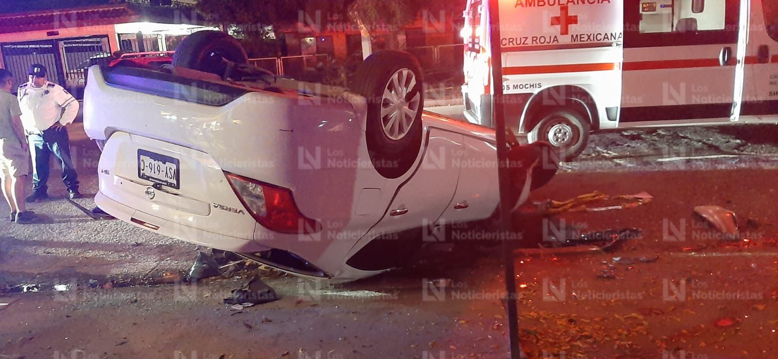 vuelca automovil en los mochis sinaloa tras chocar con monticulo de tierra
