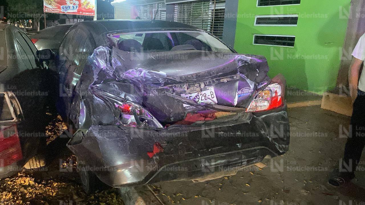 vuelca automovil en los mochis sinaloa tras chocar con monticulo de tierra