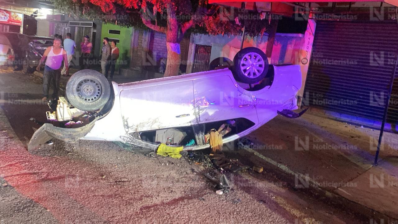 vuelca automovil en los mochis sinaloa tras chocar con monticulo de tierra