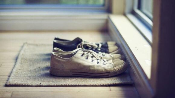 Un ‘vehículo’ de bacterias y residuos ¿Cuáles son los riesgos de entrar a la casa con zapatos usados en la calle?