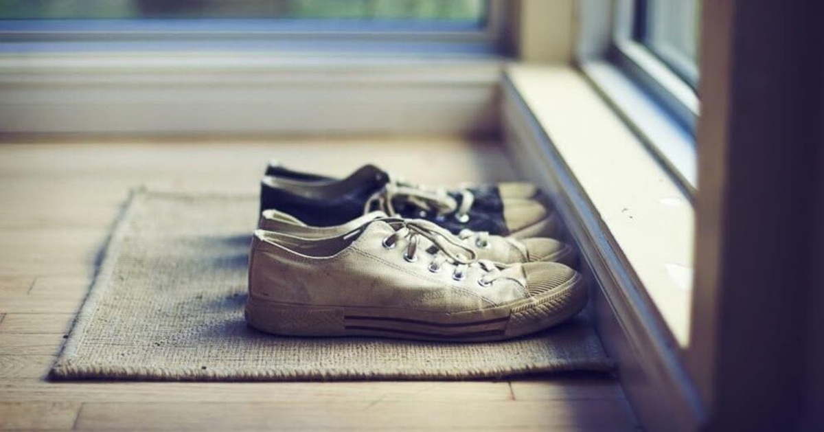 Zapatos tenis en la entrada de una casa