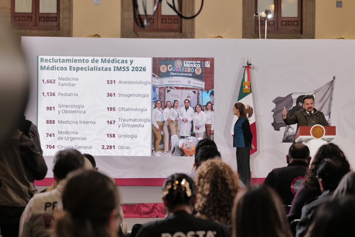 Zoé Robledo en la 'mañanera' hablando sobre las contrataciones en el IMSS