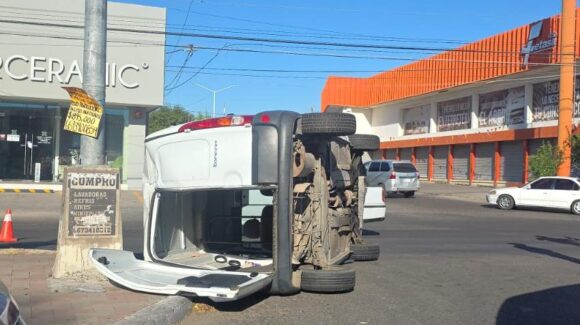 Volcadura sobre la Calzada Heroico Colegio Militar de Culiacán, Sinaloa, deja solo daños materiales