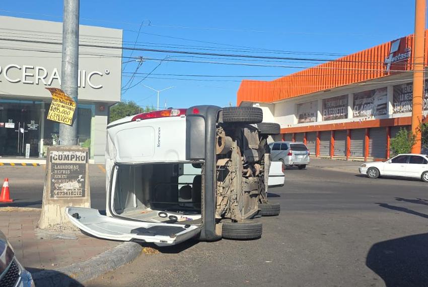 Volcadura sobre la Calzada Heroico Colegio Militar de Culiacán, Sinaloa, deja solo daños materiales
