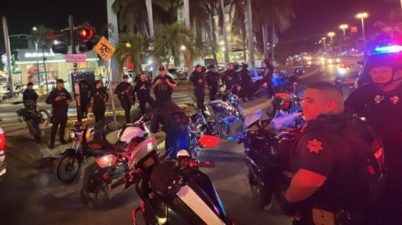 Retiran 26 motocicletas y remiten a 39 conductores por faltas en Mazatlán, Sinaloa, durante Semana de la Moto