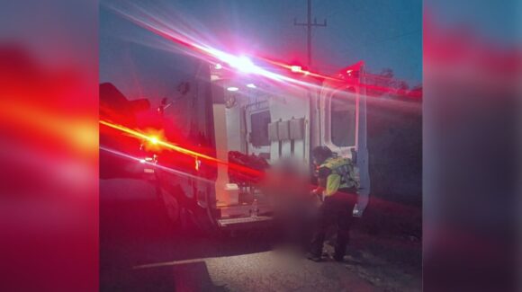 Adulto mayor es atendido por paramédicos de Summa tras sufrir deshidratación en los cerros de Tabelojeca en Ahome, Sinaloa