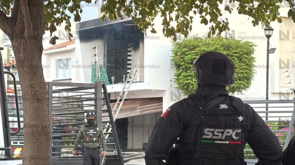 ¡Reventaron el portón de la privada! Tirotean y queman una vivienda en Portalegre al norte de Culiacán, Sinaloa