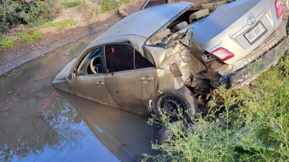 Conductora pierde el control de su vehículo y cae dentro de un canal en el Ejido Mochis, Ahome, Sinaloa