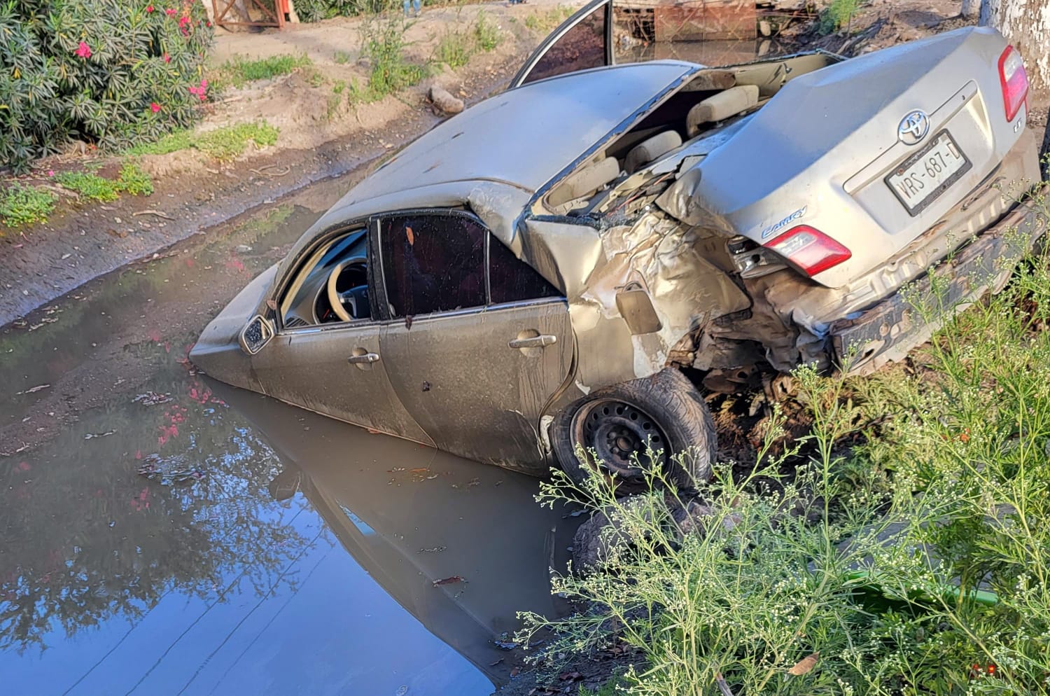 Conductora pierde el control de su vehículo y cae dentro de un canal en el Ejido Mochis, Ahome, Sinaloa