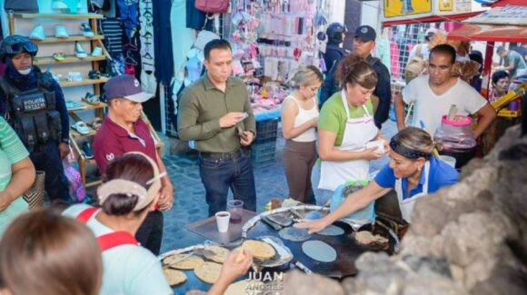 Alcalde de Taxco reaparece en público tras desaparición; agradece apoyo ciudadano