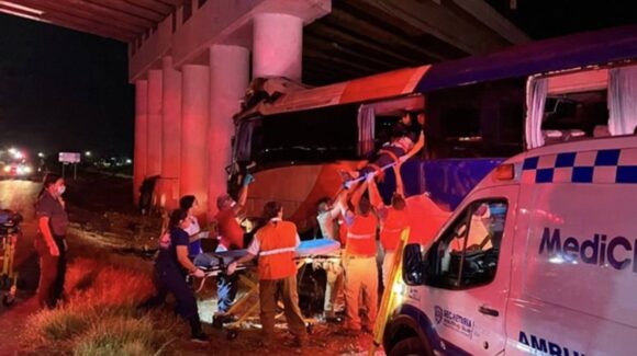 Autobús que trasladaba pacientes del IMSS se accidenta en Chihuahua; hay 4 fallecidos