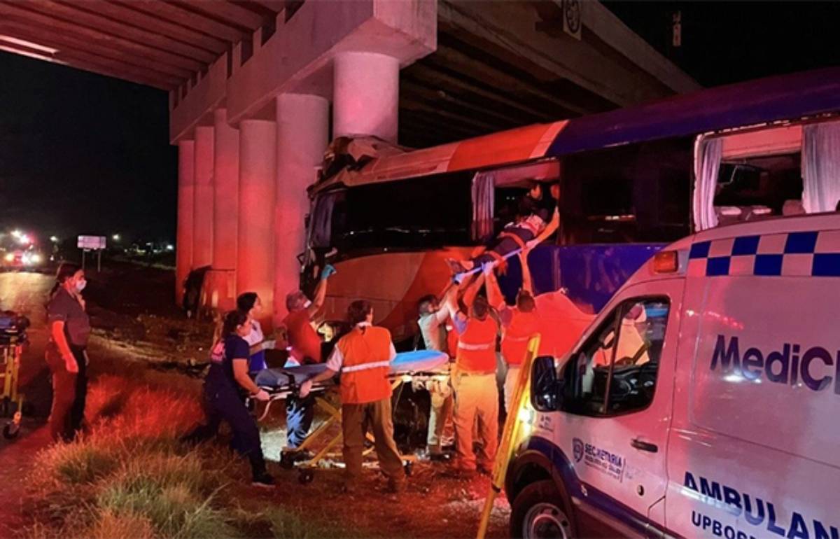 Autobús que trasladaba a pacientes del IMSS desde Coahuila se accidenta en Chihuahua.