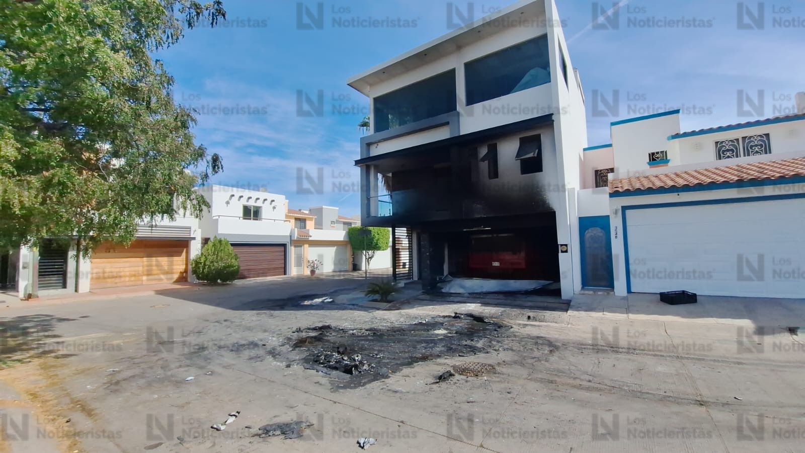 Tirotean, vandalizan y queman residencia de tres plantas en Los Almendros de Culiacán