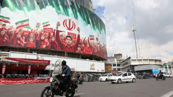 Miles de iraníes forman cadenas humanas contra amenazas de Trump a centrales eléctricas