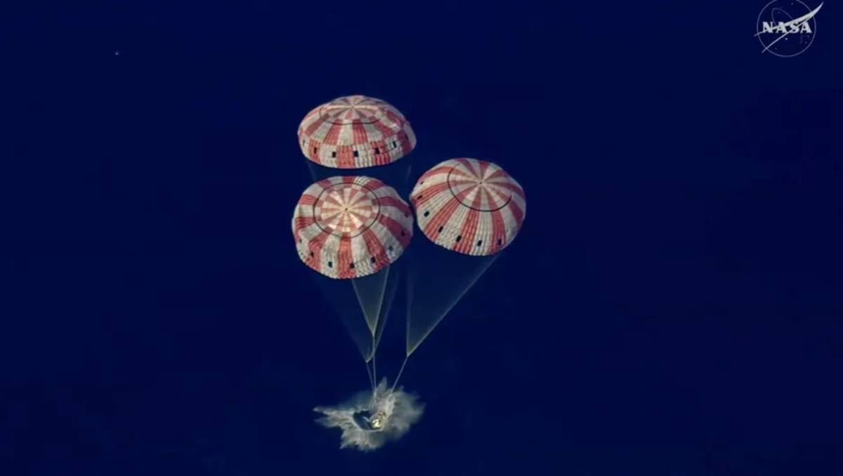 Cápsula tripulada Artemis II ameriza en el Océano Pacífico.
