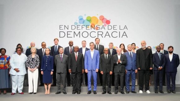 Clausuran cumbre progresista en Barcelona con llamado a renovar la ONU y frenar la ultraderecha