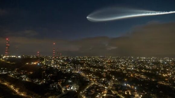 ¡Espectáculo inesperado! Cohete de SpaceX ilumina el cielo de Tijuana durante la noche