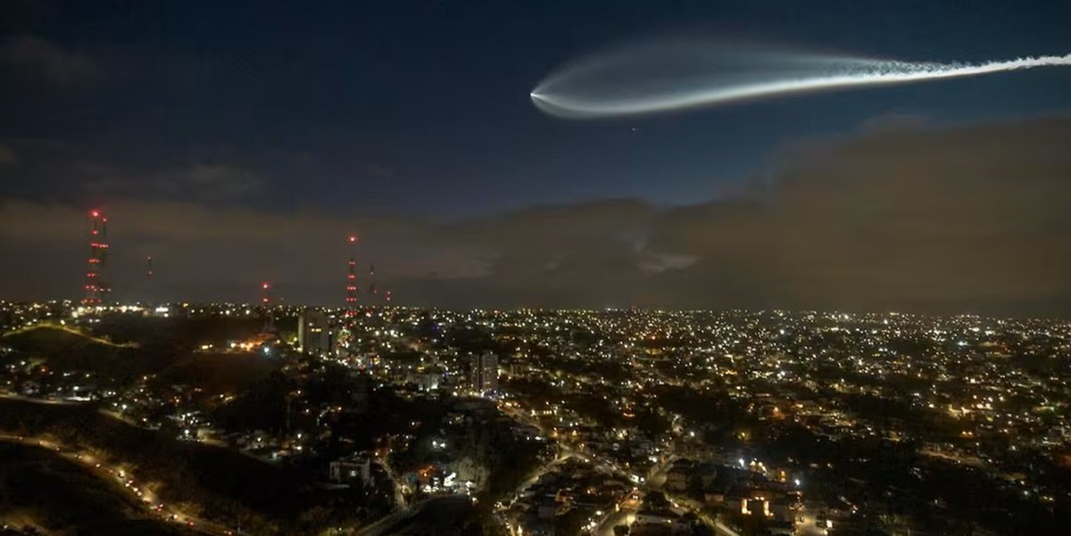 Cohete Falcon 9 ilumina cielo de Tijuana