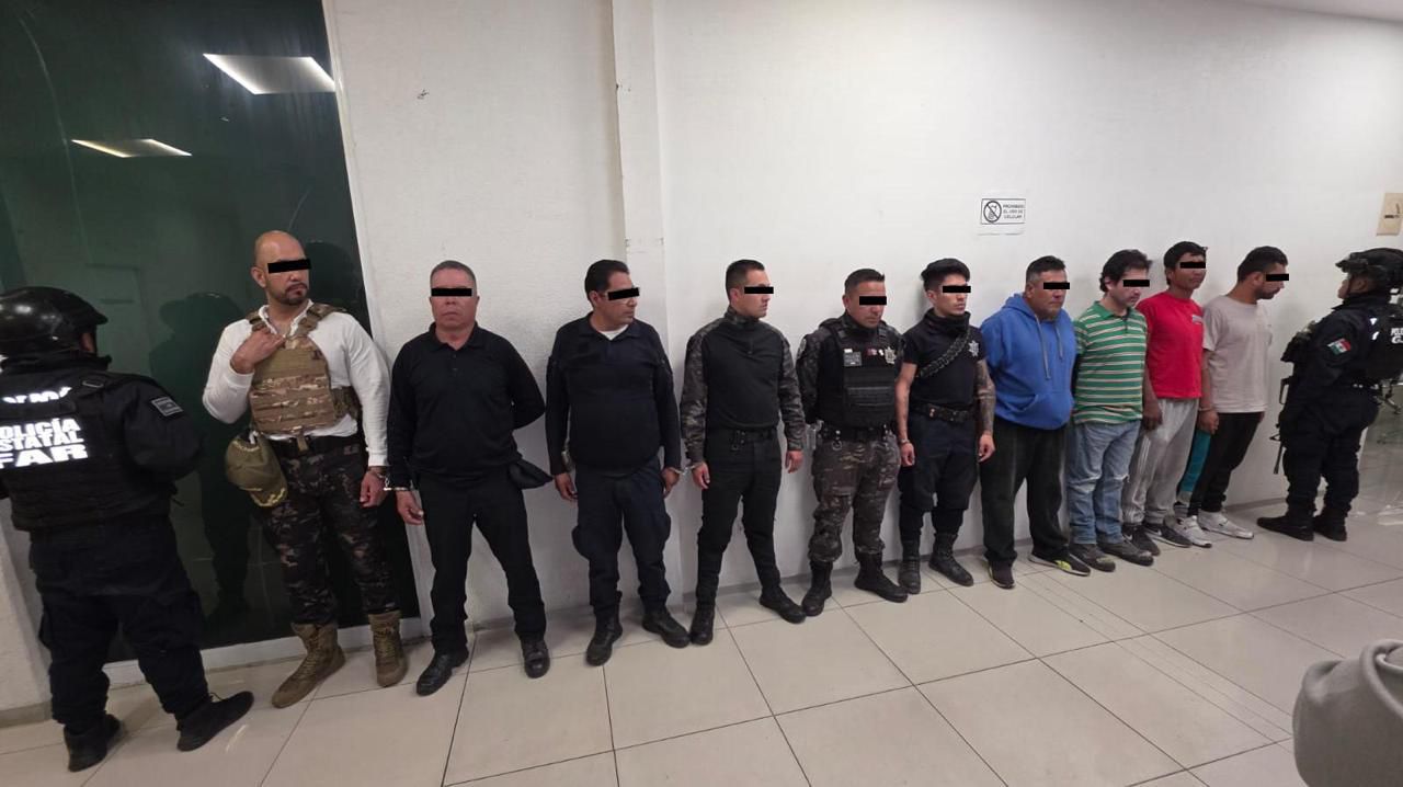 Detienen a 10 personas, incluidos policías municipales, por robo de tractocamión en Jilotzingo