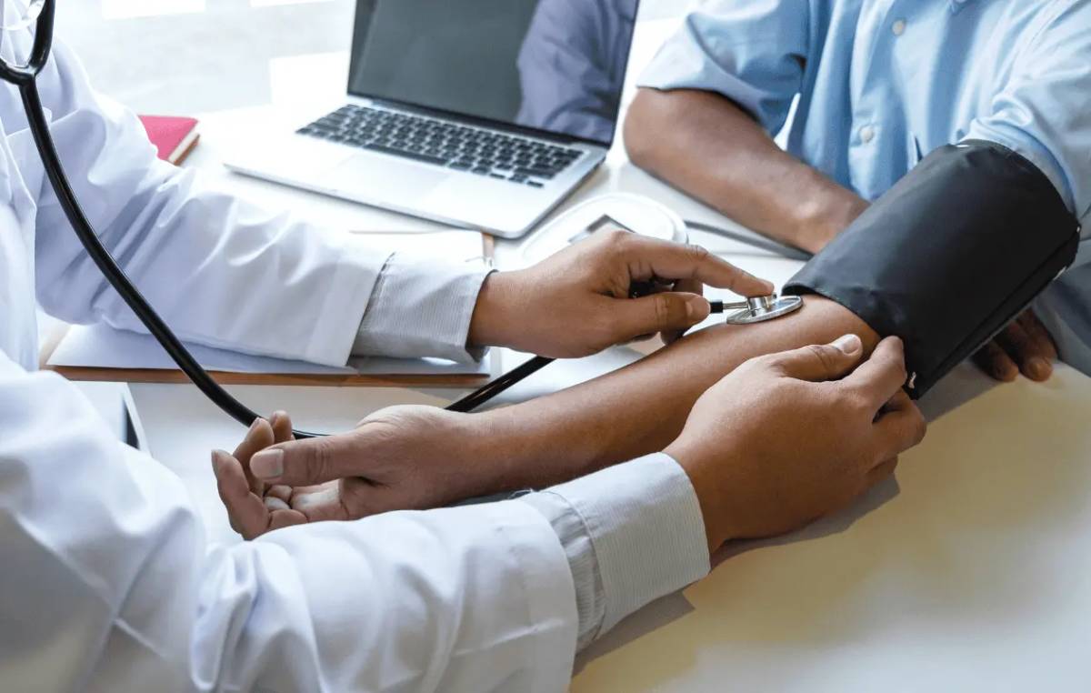 Hipertensión y diabetes afectan a millones de mexicanos mayores de 50 años