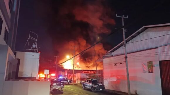 ¡Se desata el caos! Incendio arrasa planta industrial y deja sin luz a colonia en Guadalajara
