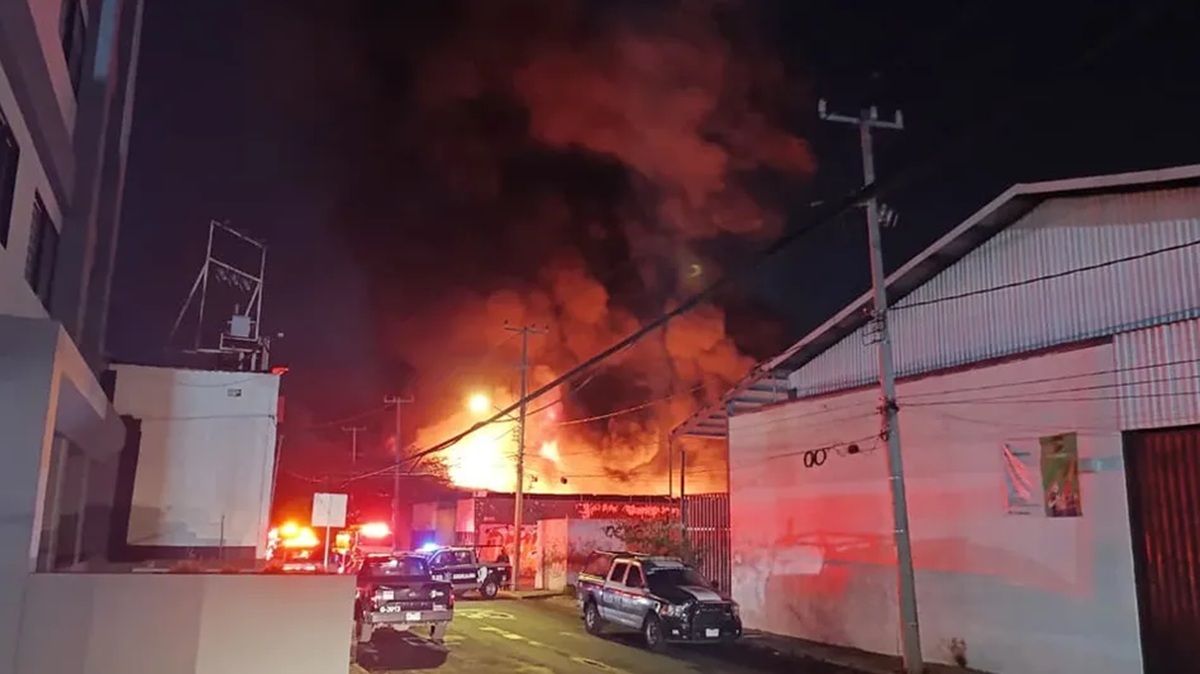 Incendio arrasa en Guadalajara y deja sin luz una colonia