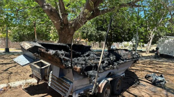 Incendio de lancha moviliza a los cuerpos de emergencia a la Avenida Sábalo Cerritos en Mazatlán, Sinaloa