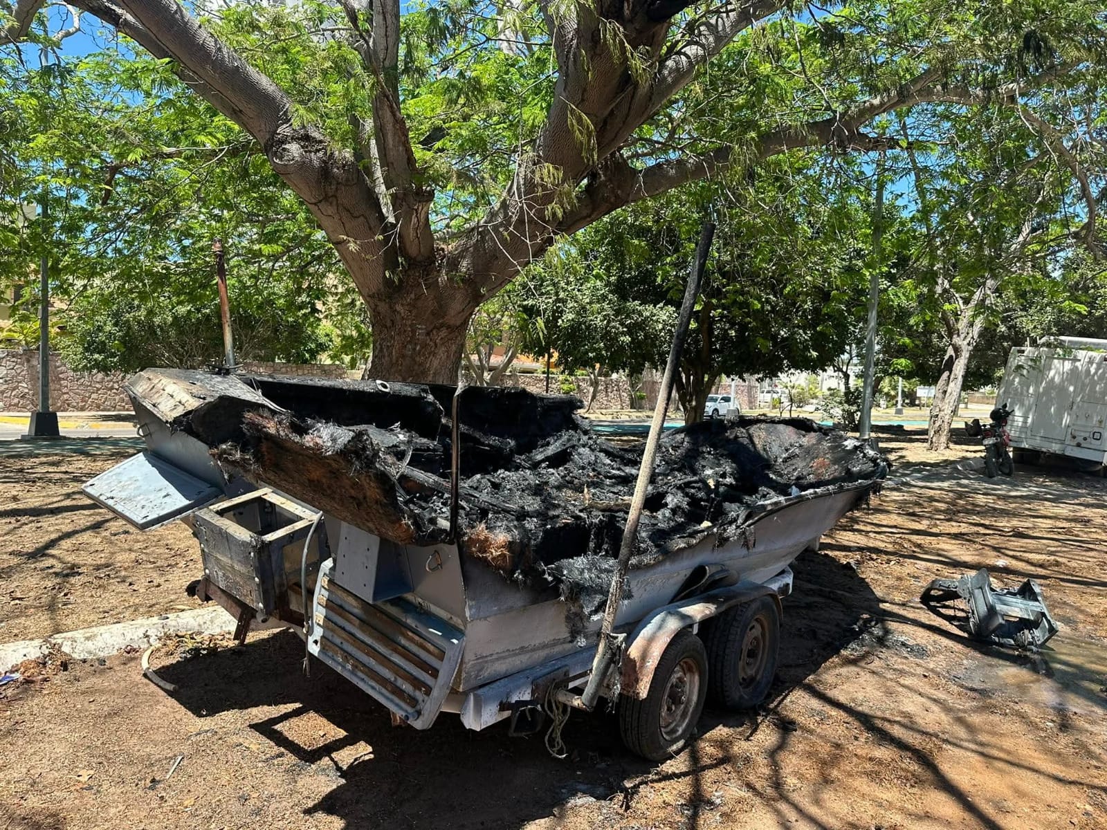Incendio de lancha moviliza a los cuerpos de emergencia a la Avenida Sábalo Cerritos en Mazatlán, Sinaloa
