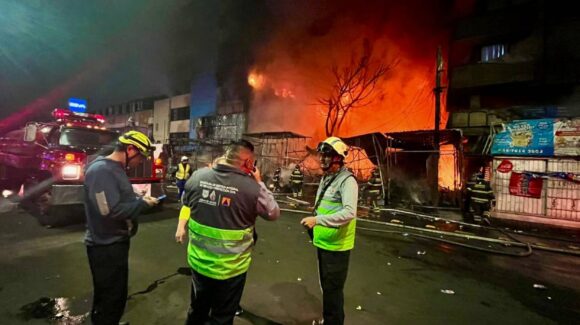 Incendio en Mercado de Sonora consume 100 locales y deja cuatro intoxicados en CDMX