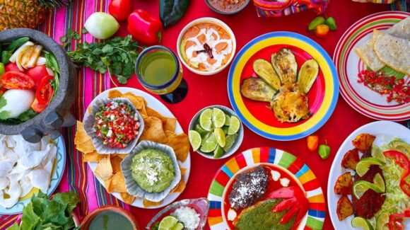 ¿El color de tu plato influye en cuánto comes? Esto dice la psicología