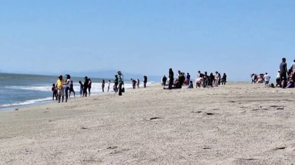 Madre e hijo mueren por mar de fondo en Oaxaca; buscan a joven desaparecida