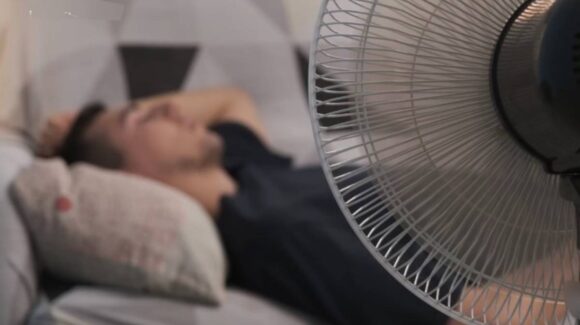 Dormir con ventilador toda la noche: beneficios y riesgos según la ciencia