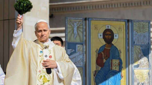 Papa León XIV celebra su primer Domingo de Pascua y pide paz sin mencionar conflictos