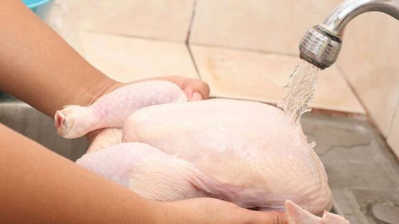 Por qué nunca debes lavar el pollo crudo en el fregadero