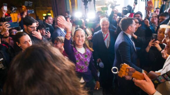 Presidenta Sheinbaum llega a Barcelona entre porras y serenata; agenda incluye reunión con Pedro Sánchez