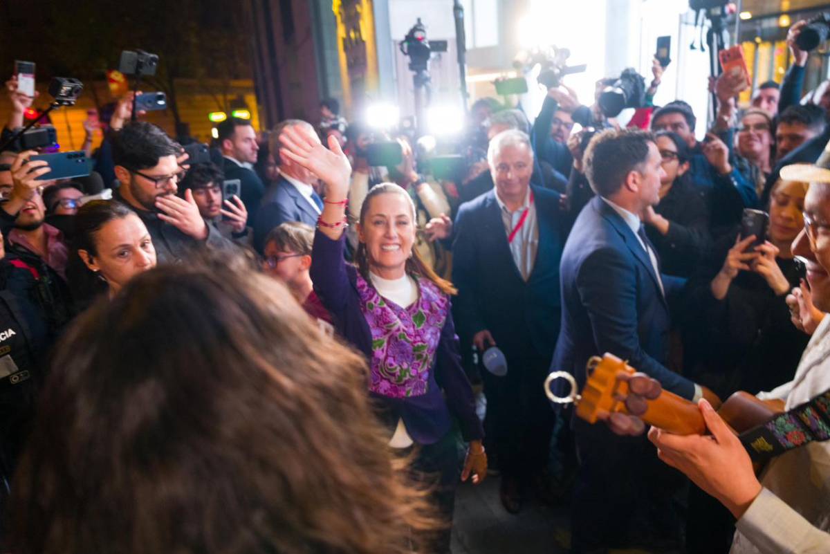 Presidenta Sheinbaum llega a Barcelona entre porras y serenata; agenda incluye reunión con Pedro Sánchez