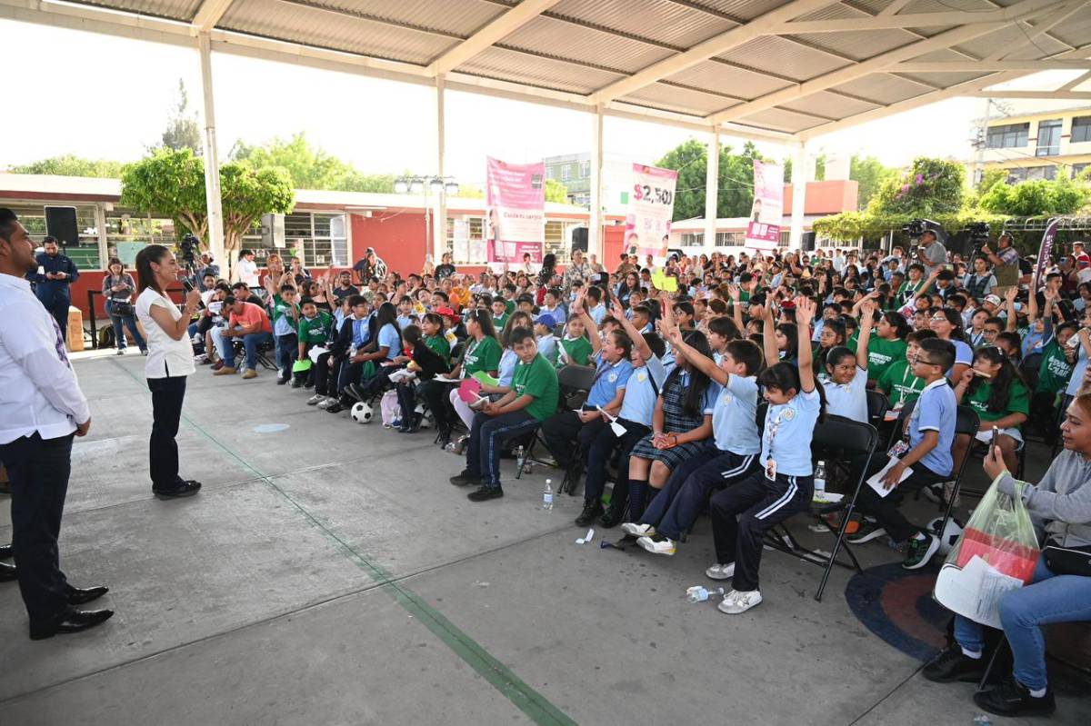 Sheinbaum inicia entrega de beca “Rita Cetina” para útiles y uniformes escolares