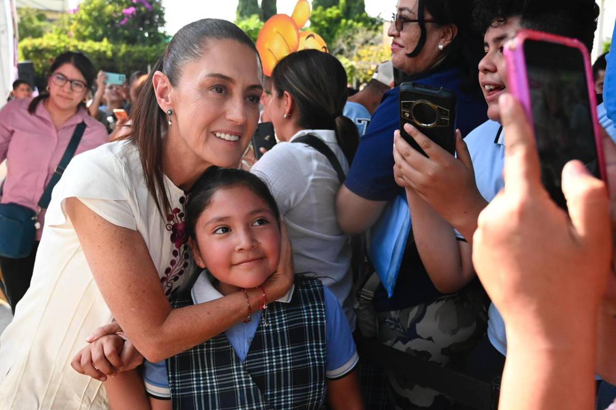 Sheinbaum inicia entrega de beca “Rita Cetina” para útiles y uniformes escolares