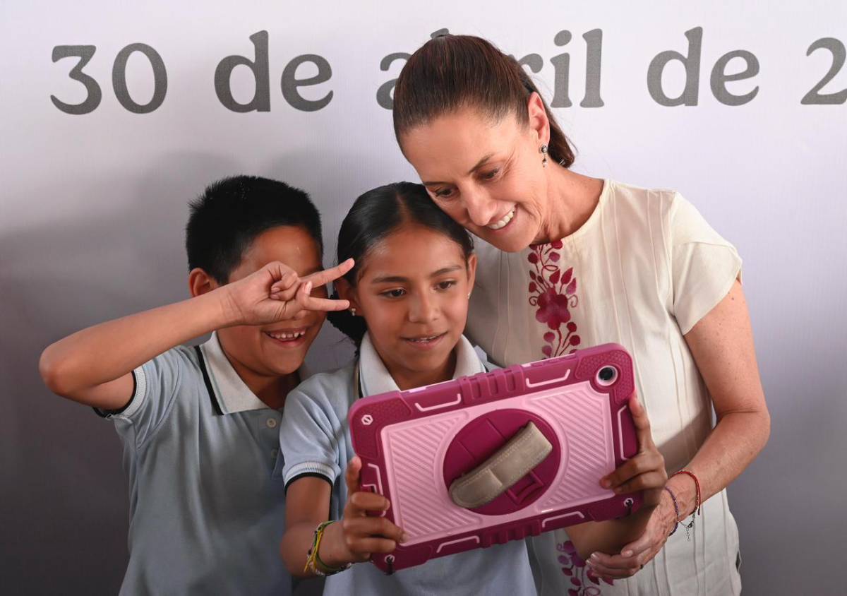 Sheinbaum inicia entrega de beca “Rita Cetina” para útiles y uniformes escolares