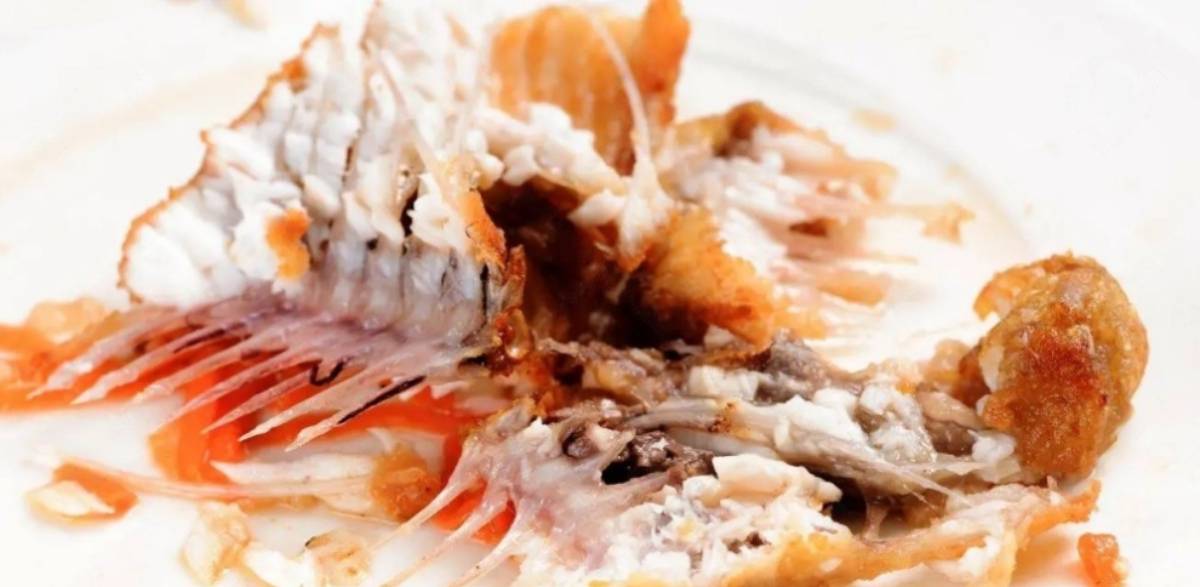 Si la pieza lo permite, es recomendable retirar las espinas del pescado antes de cocinarlo