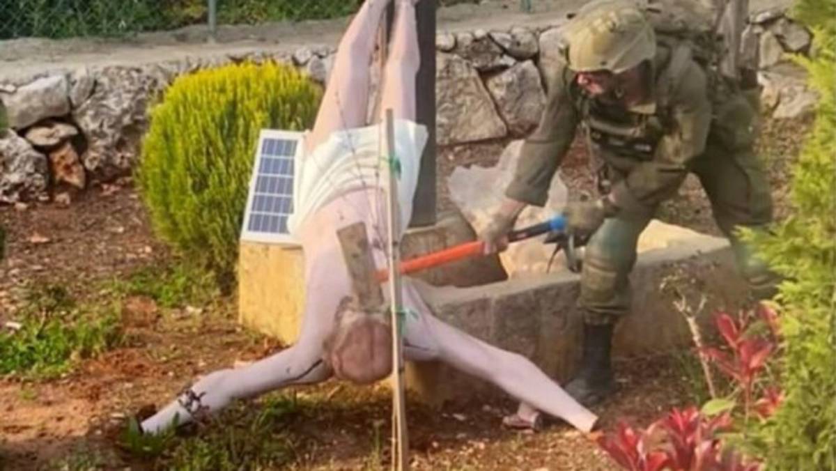 Soldado israelí destruye escultura de Cristo en Líbano.