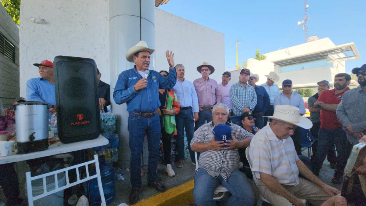 a mano alzada votan productores por permanecer en la liberacion de casetas agricultores