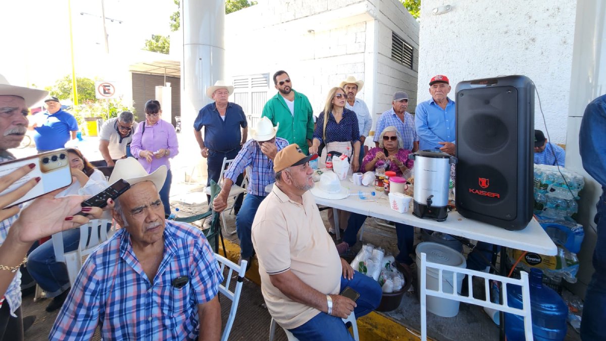 a mano alzada votan productores por permanecer en la liberacion de casetas reunion