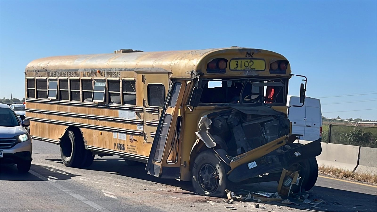 Siete jornaleros resultan lesionados en choque sobre la México 15 en Guasave, Sinaloa