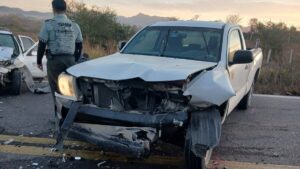 accidente carretero deja camion de carga volcado en agua caliente concordia