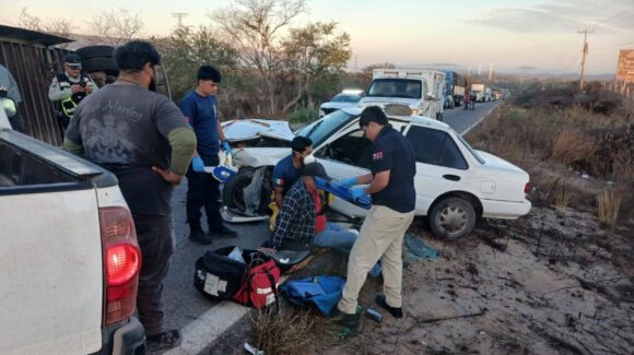 Accidente carretero deja camión de carga volcado y dos vehículos dañados en Agua Caliente de Garate, Concordia