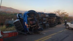 accidente carretero deja camion de carga volcado en concordia sin
