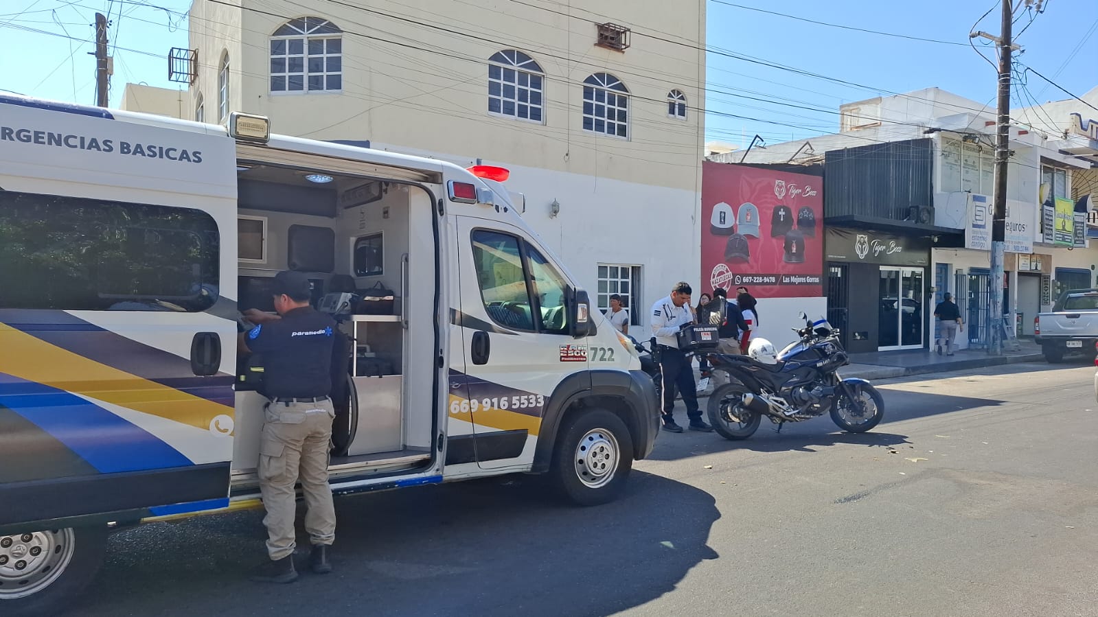 Paramédicos atienden a mujer lesionada en accidente