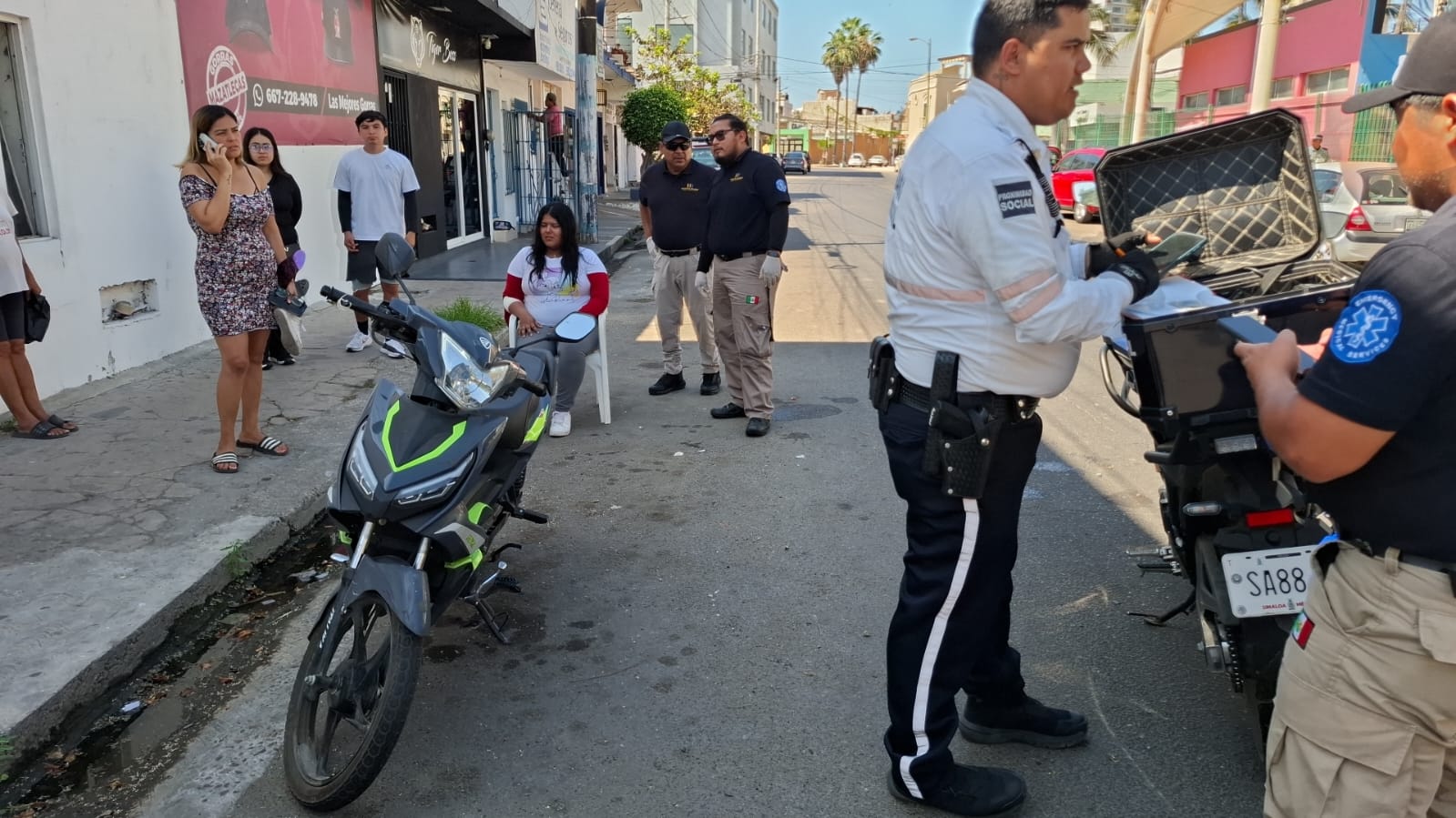 Oficiales de tránsito en accidente
